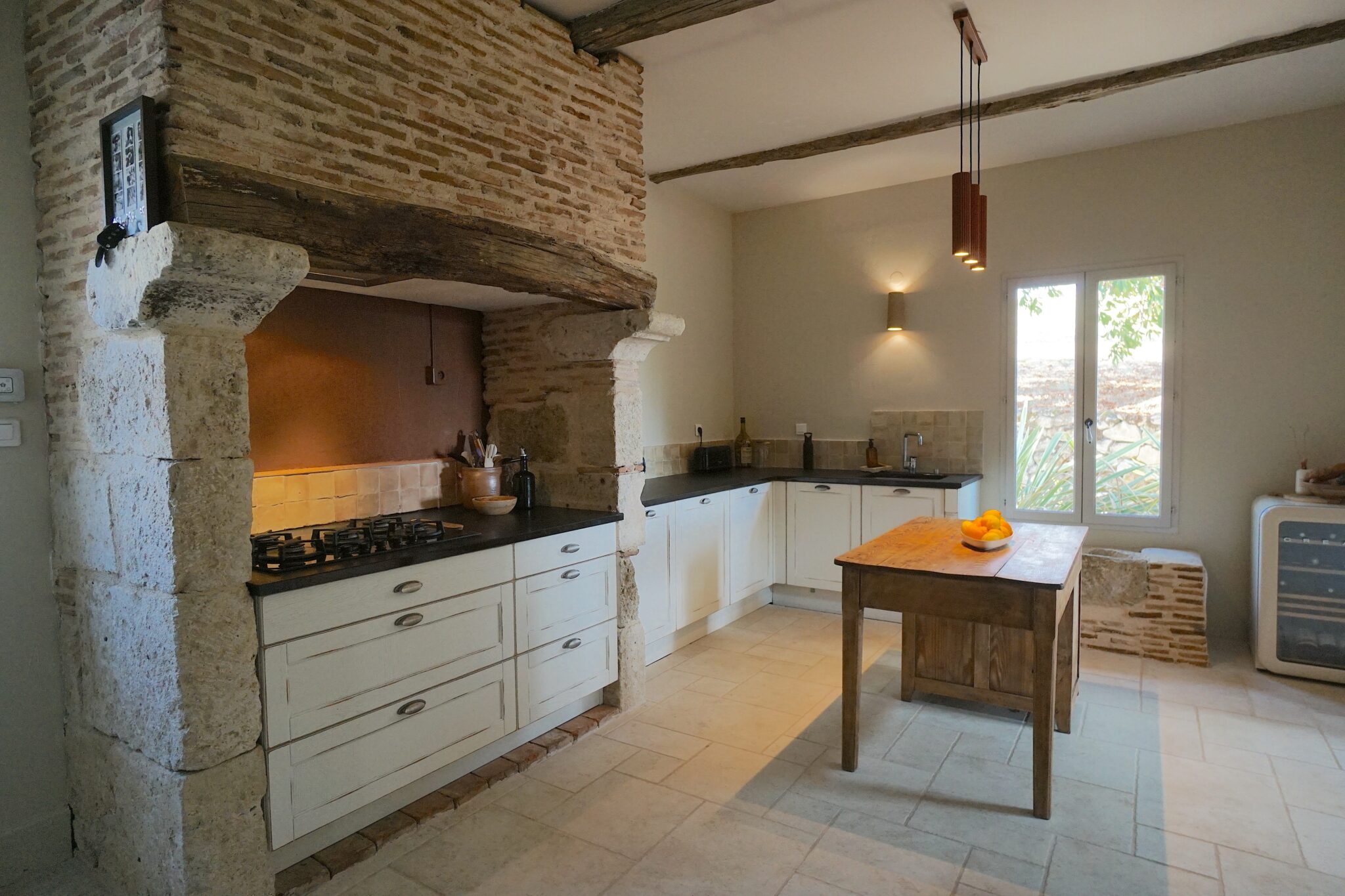 Cuisine avec cheminée ancienne et poutres – décor tournage Toulouse