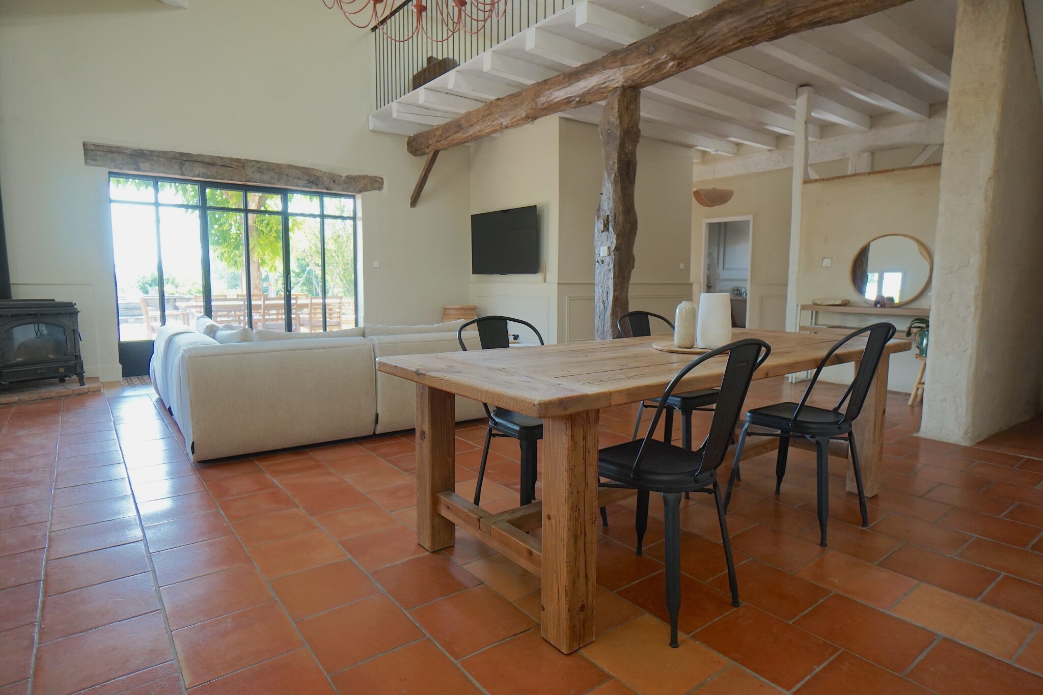Séjour lumineux avec poutres anciennes – maison pour shooting photo Toulouse