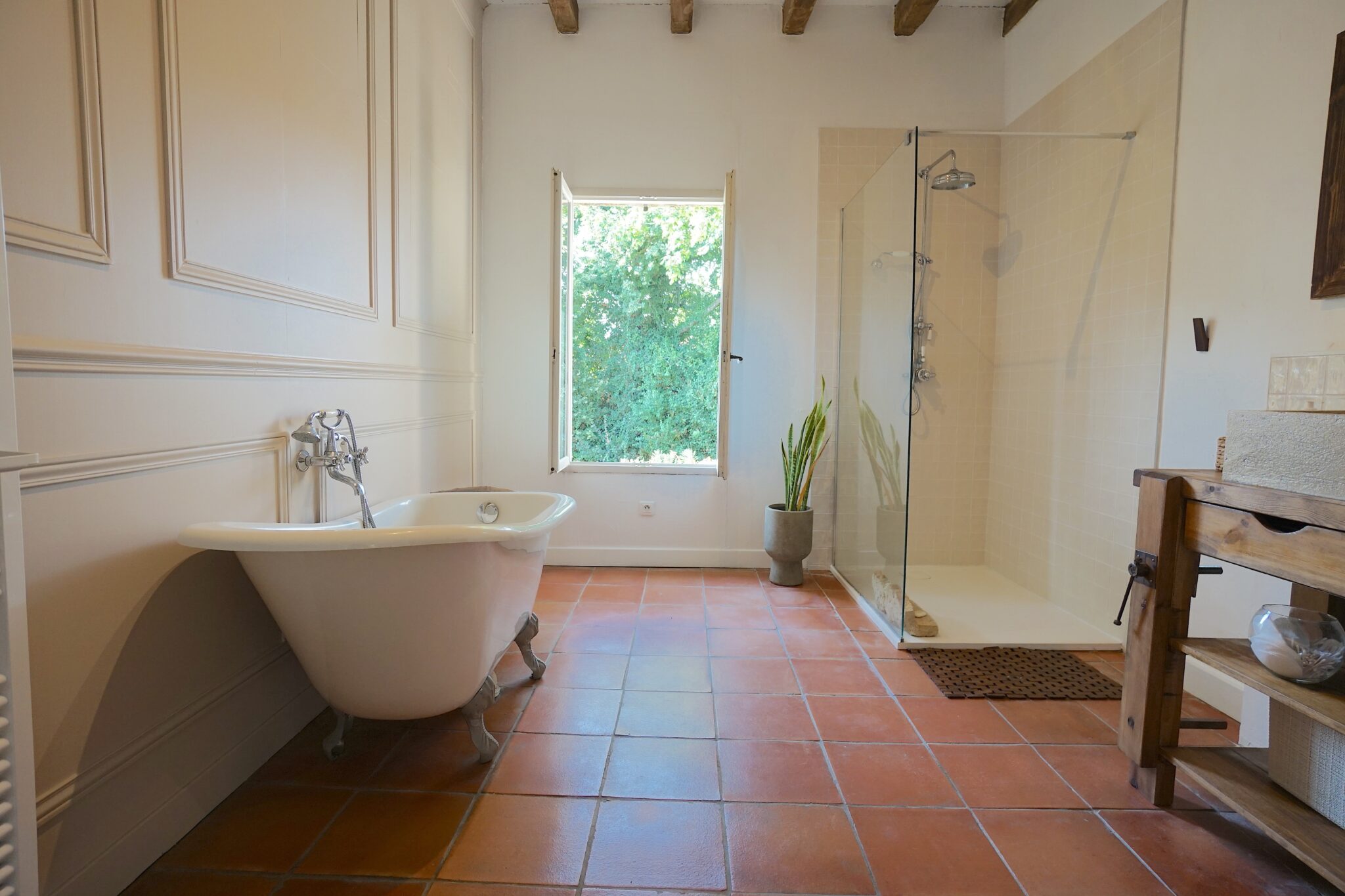 Salle de bain lumineuse aux tons naturels – lieu shooting Toulouse